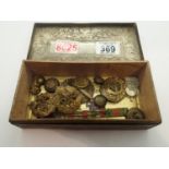 Metal box containing cap badges and buttons. P&P Group 1 (£14+VAT for the first lot and £1+VAT for