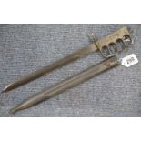 Trench knuckle duster/dagger marked US 1918 L: 43 cm, blade L: 32 cm. P&P Group 2 (£18+VAT for the