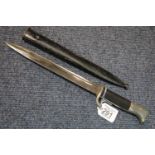 German WWII style bayonet and steel scabbard, L: 35, blade L: 28 cm. P&P Group 2 (£18+VAT for the