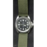 Military style automatic wristwatch in working order with broken glass. P&P Group 1 (£14+VAT for the
