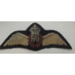 Fabric RAF pilot's wings, L: 11 cm. P&P Group 1 (£14+VAT for the first lot and £1+VAT for subsequent