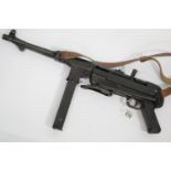 Re-enactment MP-40 sub machine gun with all moving parts. P&P Group 3 (£25+VAT for the first lot and