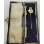 Cased 9ct gold The Duke's Pin engraved to A M Lorimer, 1937. P&P Group 1 (£14+VAT for the first