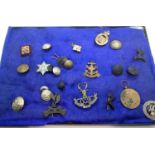 Display of mixed military badges and buttons. P&P Group 1 (£14+VAT for the first lot and £1+VAT