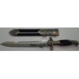 German WWII style dagger, L: 40 cm, blade L: 26 cm. P&P Group 2 (£18+VAT for the first lot and £2+