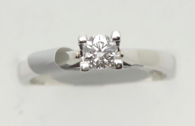 Contemporary platinum four-claw diamond solitaire diamond engagement ring, size N, 4.6g. P&P Group 1