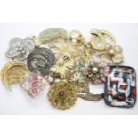Box of costume jewellery brooches. P&P Group 1 (£14+VAT for the first lot and £1+VAT for
