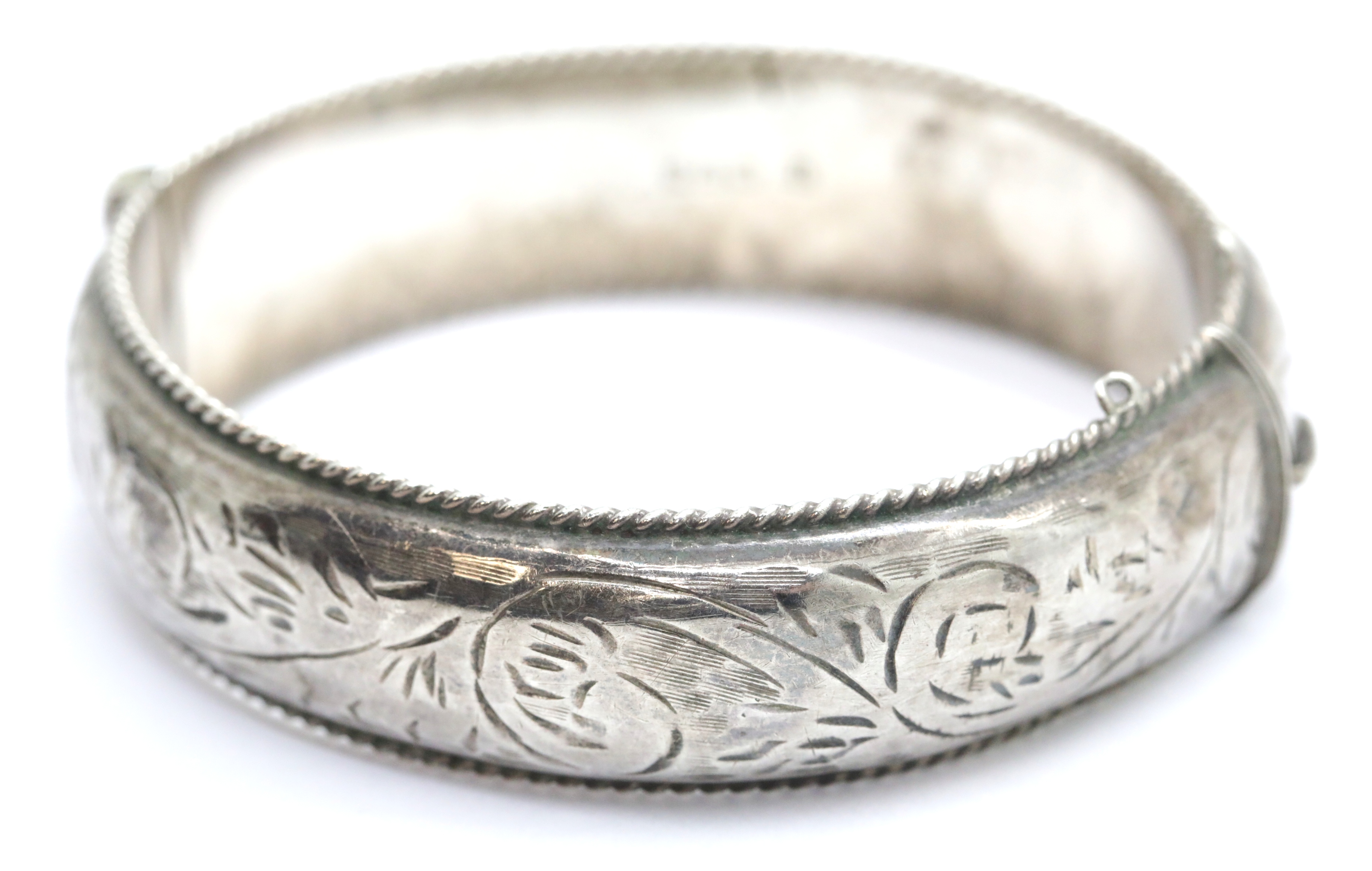 Solid silver vintage engraved 20 mm wide bangle with fancy rope edge. P&P Group 1 (£14+VAT for the