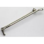 Presumed silver boxed riding crop pin brooch, L: 53 mm. P&P Group 1 (£14+VAT for the first lot