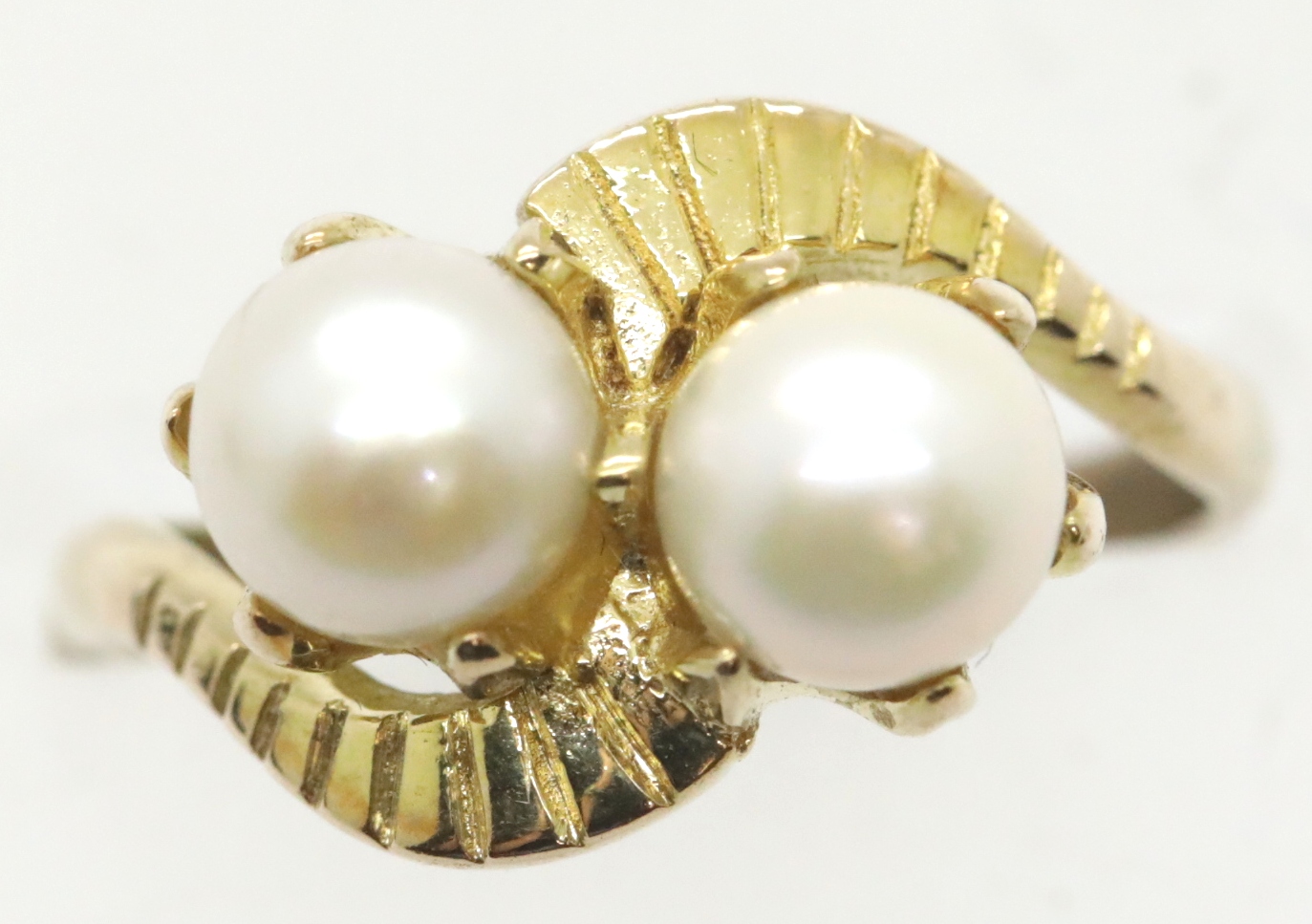 Vintage 9ct gold two pearl crossover ring, size M, 3.6g. P&P Group 1 (£14+VAT for the first lot