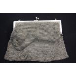 White metal ladies chain purse. P&P Group 1 (£14+VAT for the first lot and £1+VAT for subsequent