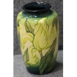 Cobridge floral vase in the Up Brush pattern. H: 14 cm. P&P Group 1 (£14+ VAT for the first lot