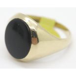 Gents black onyx oval 9ct gold ring, size Q, 4.0g. P&P Group 1 (£14+VAT for the first lot and £1+VAT