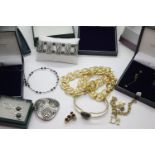 Mixed boxed costume jewellery items. P&P Group 1 (£14+VAT for the first lot and £1+VAT for