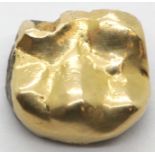 Gold tooth (usually 14/15ct), 2.8g. P&P Group 1 (£14+VAT for the first lot and £1+VAT for subsequent