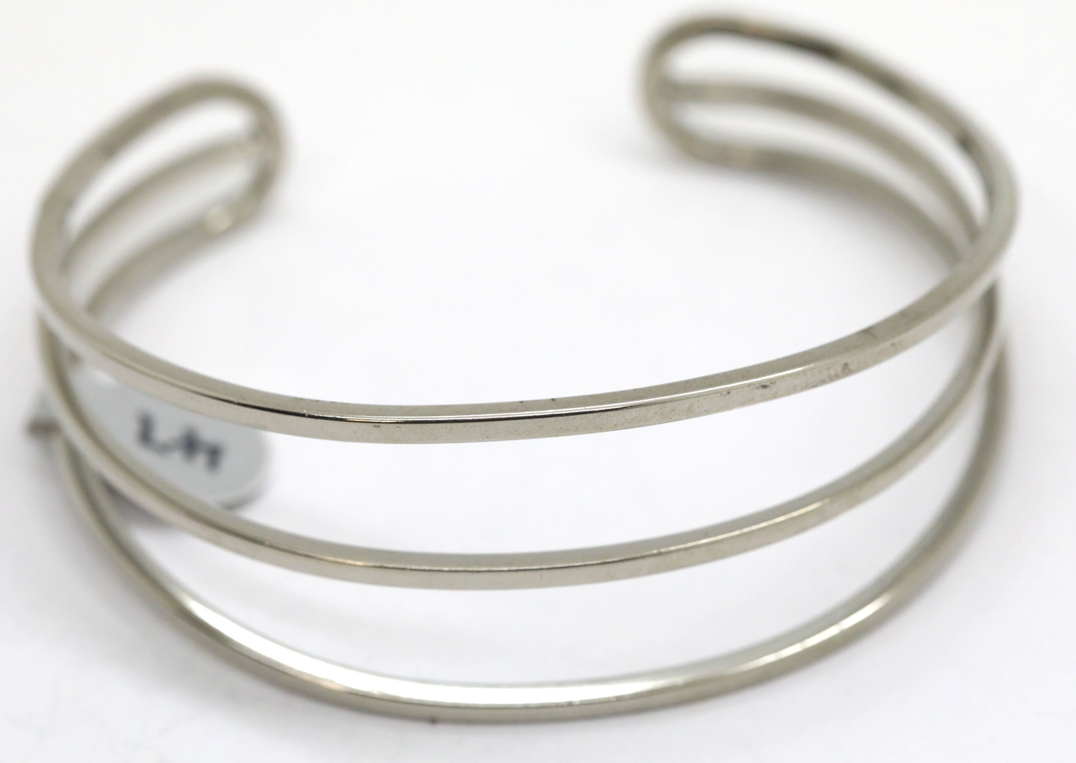 Fancy three band bangle. P&P Group 1 (£14+VAT for the first lot and £1+VAT for subsequent lots)