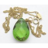 Faceted green stone pendant on a fine 9ct gold chain. P&P Group 1 (£14+VAT for the first lot and £