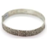 Silver retro style bark effect hinged bangle. P&P Group 1 (£14+VAT for the first lot and £1+VAT