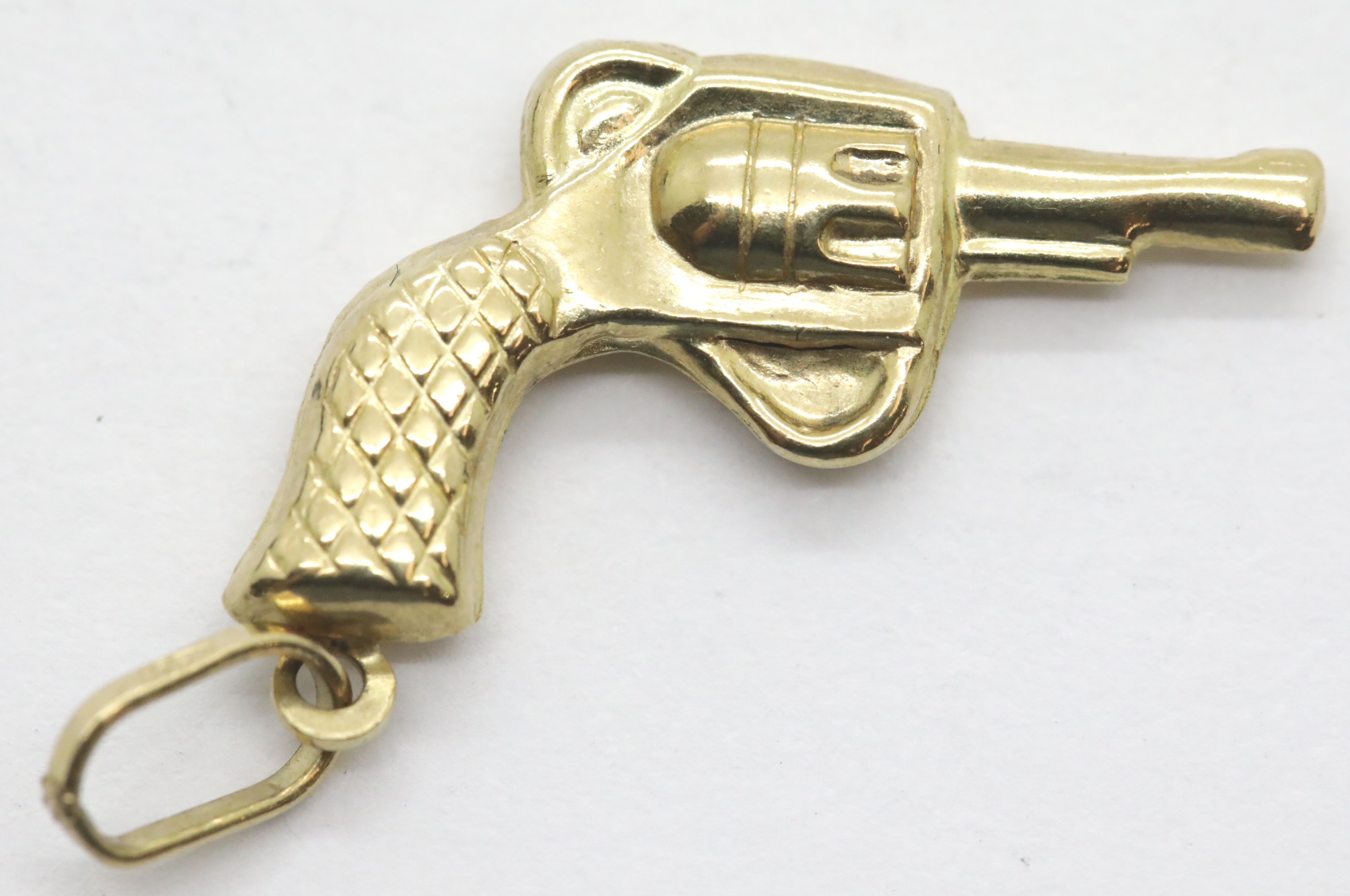 9ct western gun charm. P&P Group 1 (£14+VAT for the first lot and £1+VAT for subsequent lots)