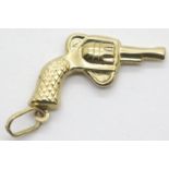 9ct western gun charm. P&P Group 1 (£14+VAT for the first lot and £1+VAT for subsequent lots)