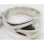 Ladies modern design ring, size R. P&P Group 1 (£14+VAT for the first lot and £1+VAT for