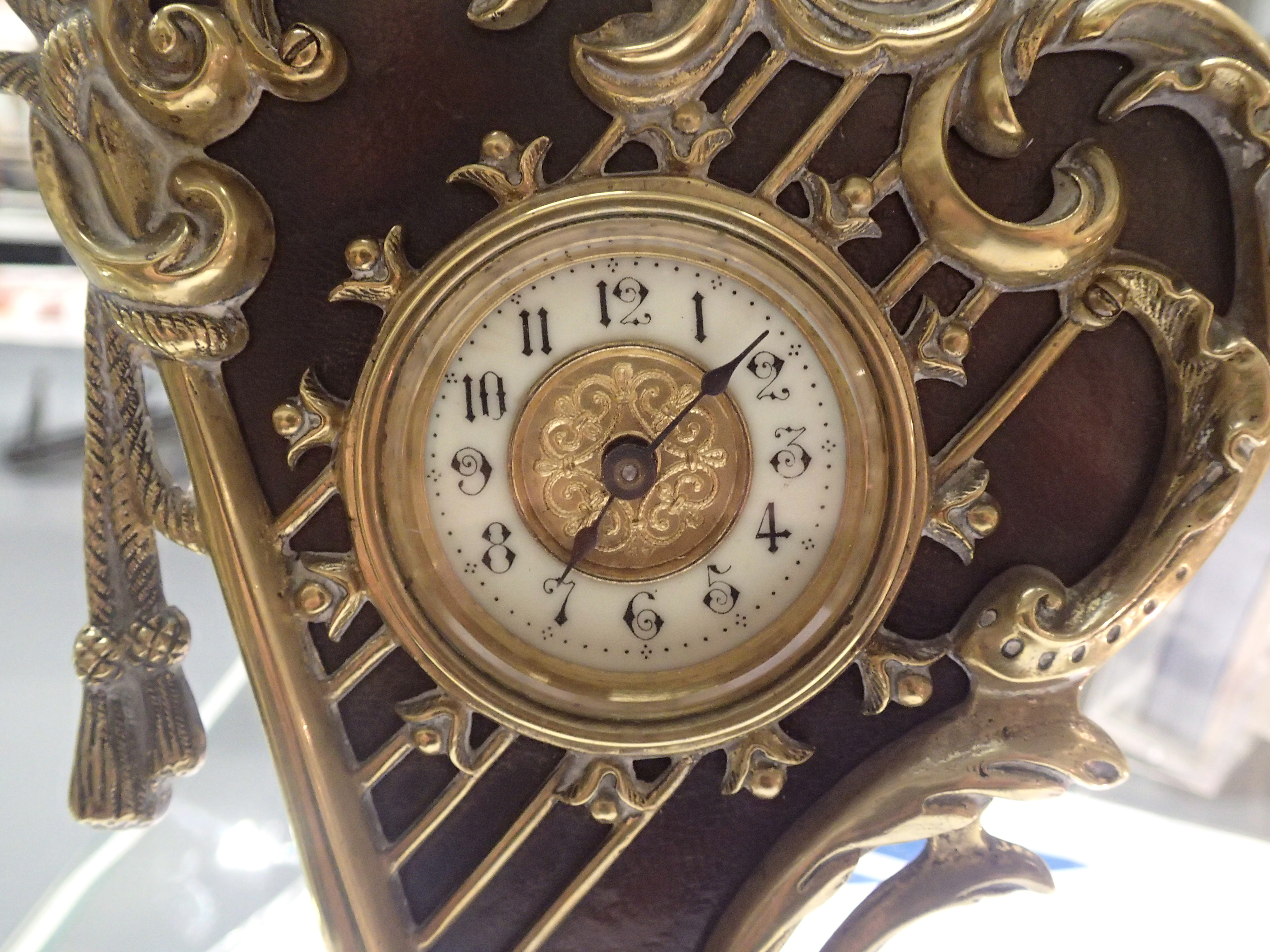 Mechanical clock in the form of a brass harp, H: 23 cm. P&P Group 2 (£18+VAT for the first lot - Image 3 of 6