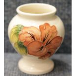 Small Moorcroft Hibiscus design vase, H: 9 cm. P&P Group 1 (£14+VAT for the first lot and £1+VAT for
