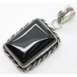 Onyx fancy design pendant, 25 x 18 mm. P&P Group 1 (£14+VAT for the first lot and £1+VAT for