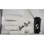 Gordon Banks signed goalkeepers glove, with COA from Chaucer Auctions. P&P Group 2 (£18+VAT for