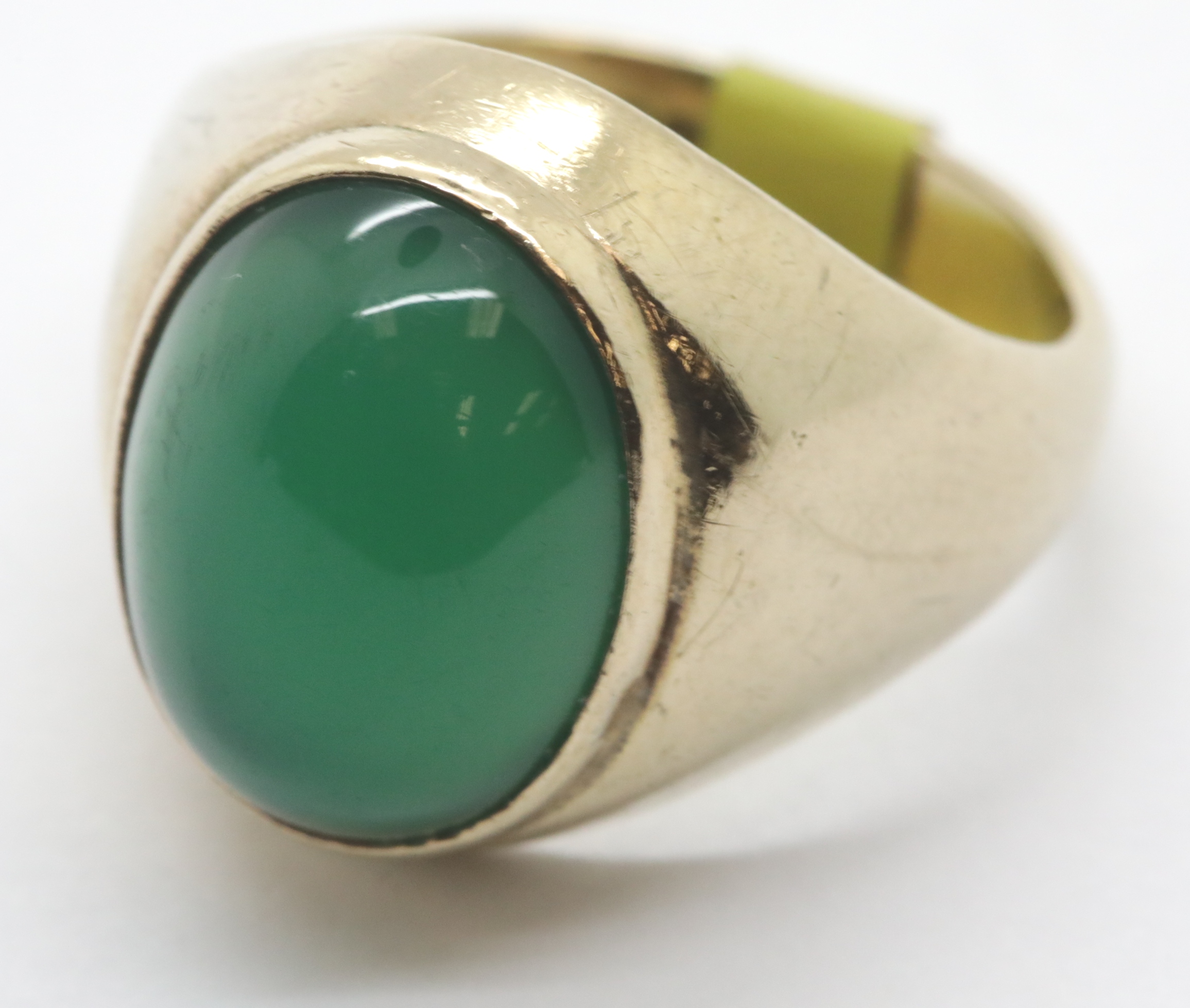 Gents heavy set green agate ring, size Q, 10.0g. P&P Group 1 (£14+VAT for the first lot and £1+VAT