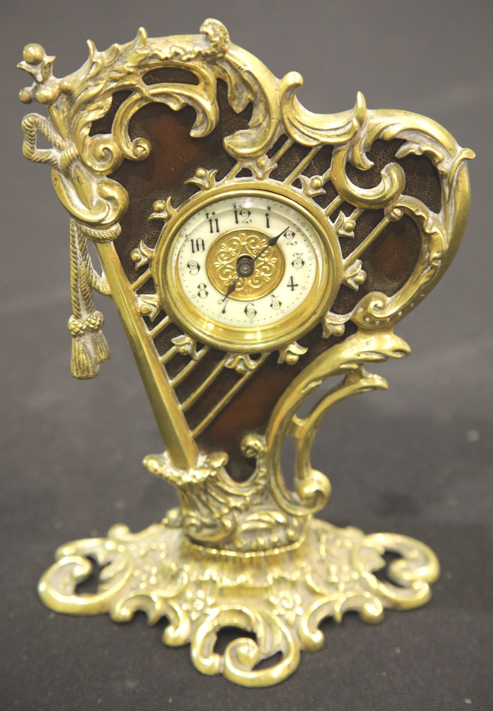 Mechanical clock in the form of a brass harp, H: 23 cm. P&P Group 2 (£18+VAT for the first lot