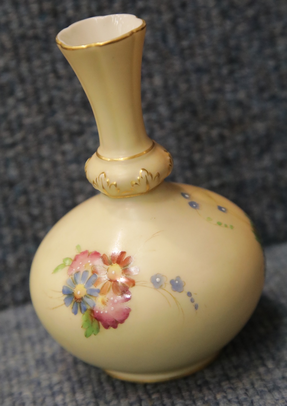 Small Royal Worcester floral vase in the Blush Ivory pattern, H: 13 cm. P&P Group 1 (£14+VAT for the