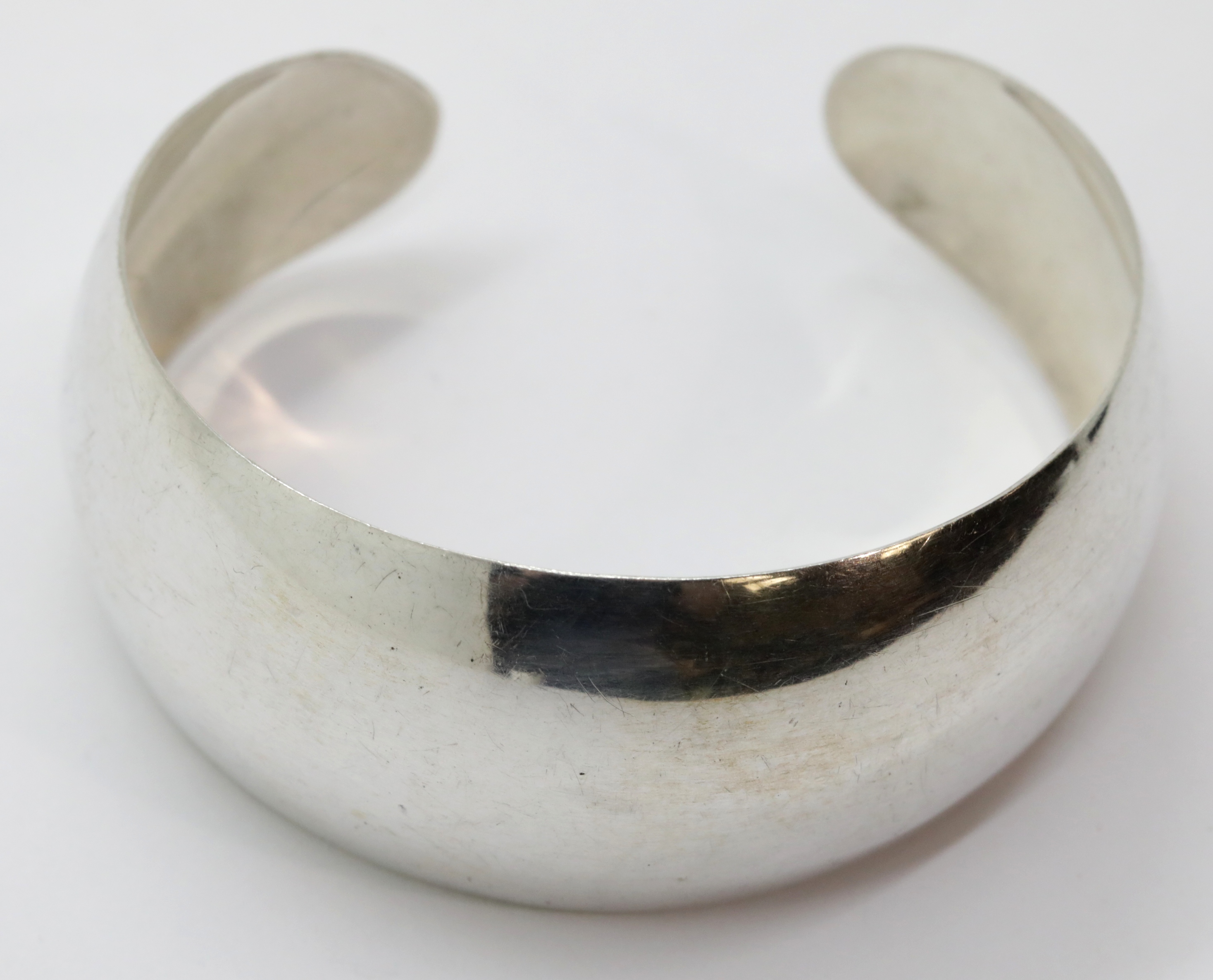 Silver 30 mm wide tapered fancy bangle. P&P Group 1 (£14+VAT for the first lot and £1+VAT for