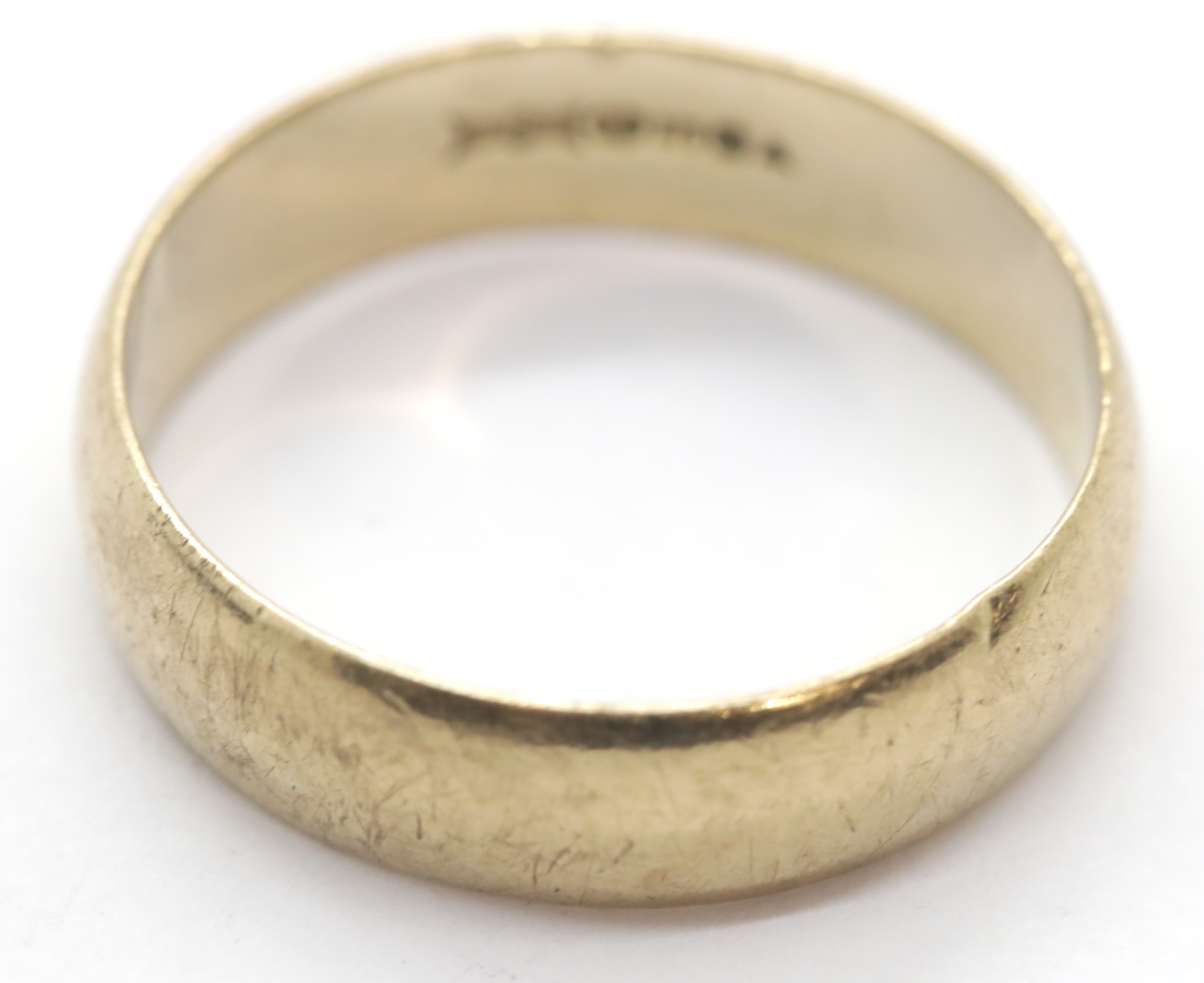 Broad 9ct gold wedding band, size T, 3.7g. P&P Group 1 (£14+VAT for the first lot and £1+VAT for