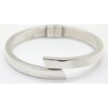 Silver hinged 8 mm wide hinged bangle. P&P Group 1 (£14+VAT for the first lot and £1+VAT for