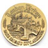 Brass commemorative table medal for the transfer of London Bridge to America, D: 7 cm. P&P Group