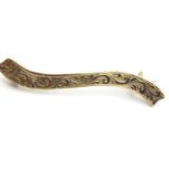 Ladies antique 9ct gold engraved curved bar brooch. P&P Group 1 (£14+VAT for the first lot and £1+