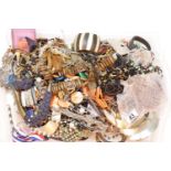 Tray of unsorted costume and fashion jewellery. P&P Group 2 (£18+VAT for the first lot and £2+VAT