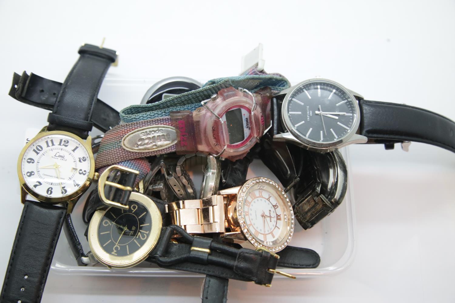 Box of mixed gents and ladies wristwatches. P&P Group 1 (£14+VAT for the first lot and £1+VAT for