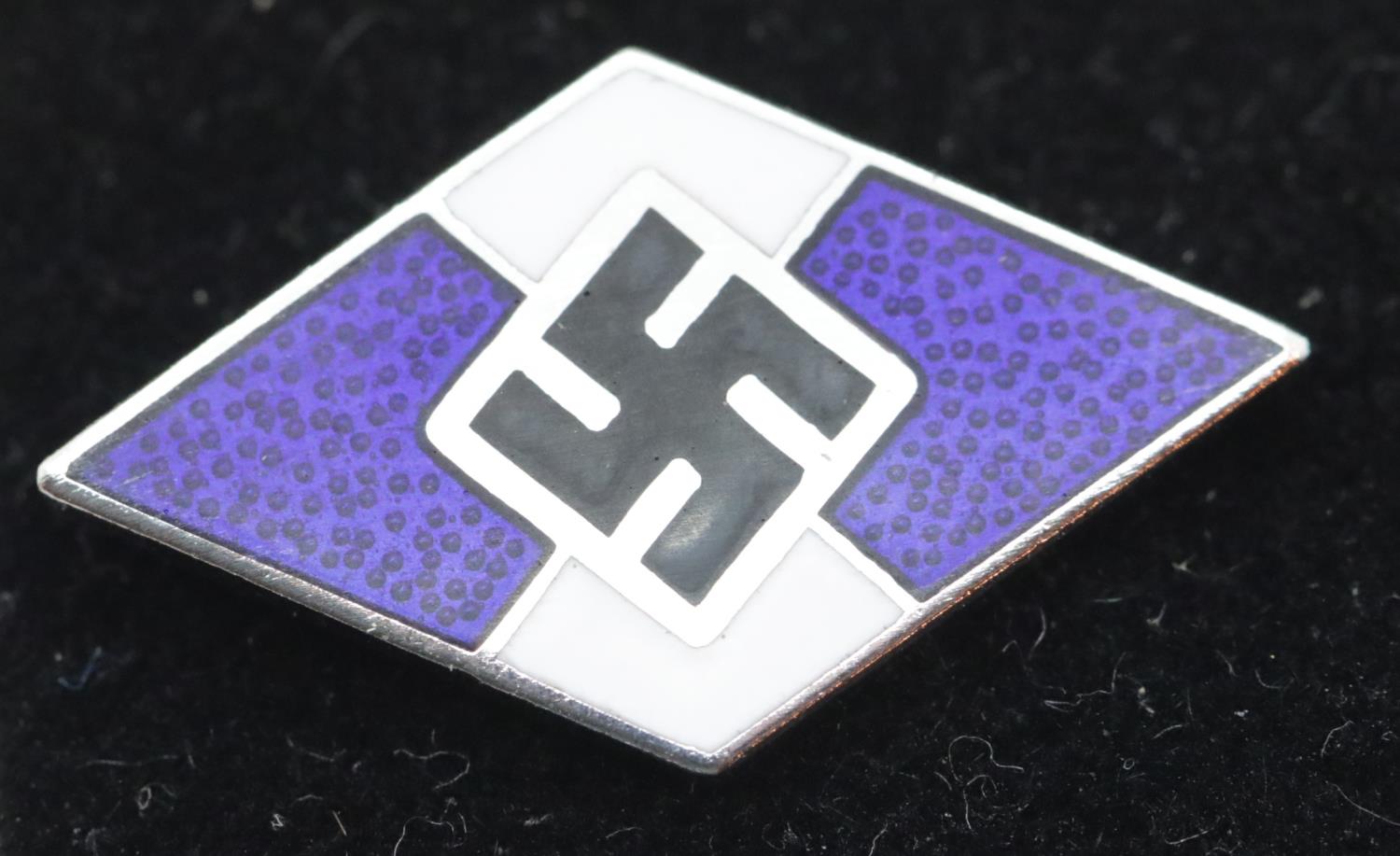 German WWII type enamel pin badge, D: 24 mm. P&P Group 1 (£14+VAT for the first lot and £1+VAT for