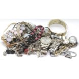 Small box of unsorted costume jewellery. P&P Group 2 (£18+VAT for the first lot and £2+VAT for