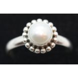 925 silver pearl set ring, size R. P&P Group 1 (£14+VAT for the first lot and £1+VAT for