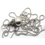 Ladies vintage silver pendant on a silver chain, L: 63 cm. P&P Group 1 (£14+VAT for the first lot