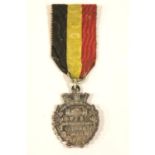 Small Belgian WWI period silver medal and ribbon. P&P Group 1 (£14+VAT for the first lot and £1+