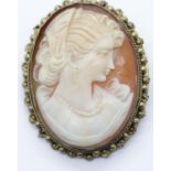 Ladies yellow metal fancy edge cameo brooch, L: 4.5cm. P&P Group 1 (£14+VAT for the first lot and £