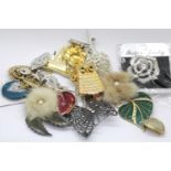 Box of mixed costume jewellery brooches. P&P Group 2 (£18+VAT for the first lot and £2+VAT for