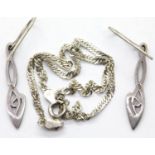 Vintage twisted curb ankle chain and a pair of silver drop earrings, chain L: 23 cm. P&P Group 1 (£
