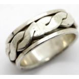 Silver rope design ring (middle piece revolves), size O. P&P Group 1 (£14+VAT for the first lot