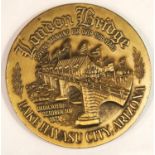 Brass commemorative table medal for the transfer of London Bridge to America, D: 7 cm. P&P Group