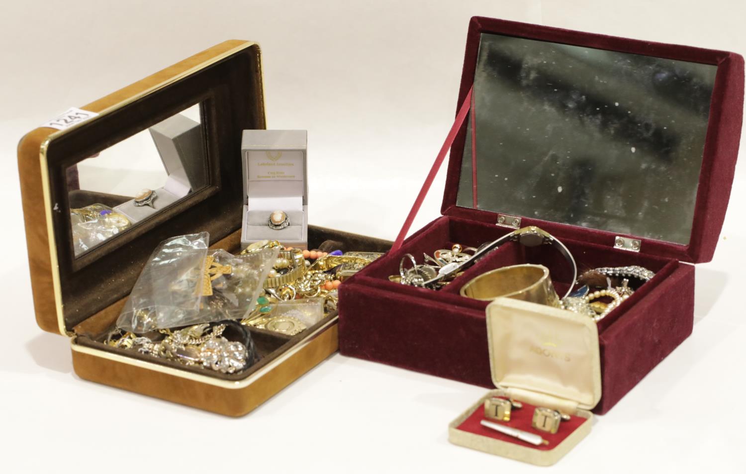 Collection of jewellery boxes including jewellery contents, some silver. P&P Group 2 (£18+VAT for